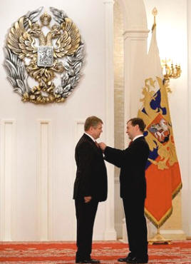  Президент РФ Дмитрий Медведев вручил Государственную премию В.Н.Пармону
